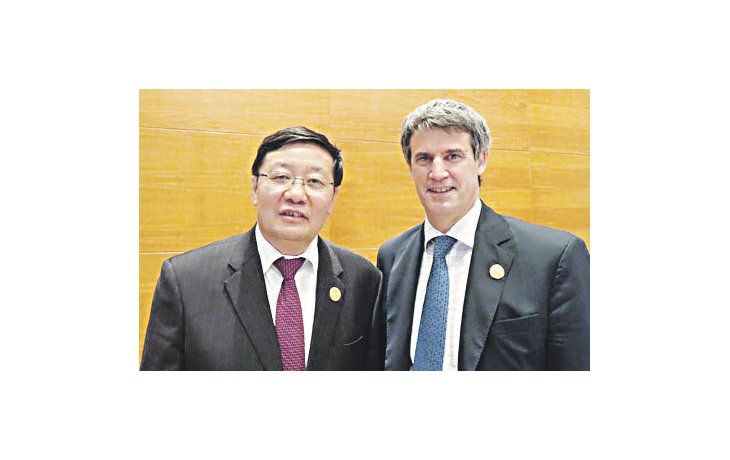 Cumbre. El titular de Hacienda y Finanzas, Alfonso Prat Gay, se reunió ayer en China con el ministro de finanzas de ese país, Lou Jiwei.