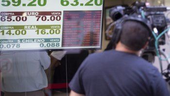 el dolar salto casi un peso a $63,34 pese a subastas del banco central por u$s346 millones