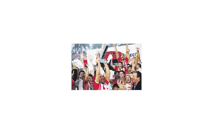 ámbito.com | Los jugadores de Estudiantes se regodean con la Copa Bicentenario. El conjunto platense terminó consagrándose con absoluta justicia.