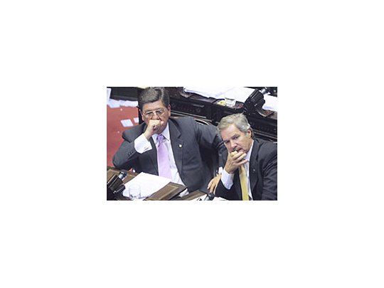 En la Cámara de Diputados, el ex gobernador bonaerenseFelipe Solá estrenó su banca de legislador nacional.Se sentó junto al jujeño Carlos Snopek.