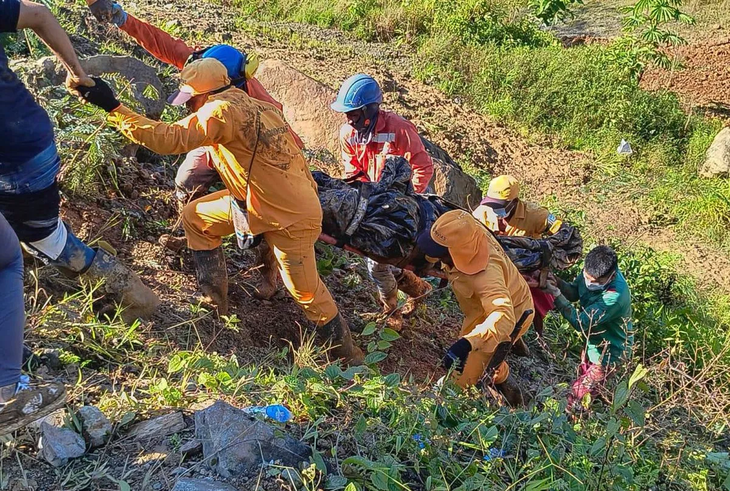 Los rescatistas retirando a las víctimas del alud Los rescatistas retirando a las víctimas del alud