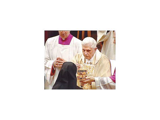 Benedicto XVI, ayer, en la primera misa de su pontificado. El nuevo Papa volvió a emocionar al evocar a Juan Pablo II.