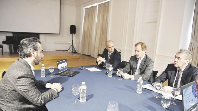 contactos. Los encuentros con bonistas encabezados por el gobernador Gustavo Bordet y el ministro de Economía, Hugo Ballay, tuvieron como escenario la sede del consulado argentino en Nueva York.