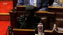 Un burka en el Parlamento marcó el reclamo por la libertad de las mujeres iraníes.