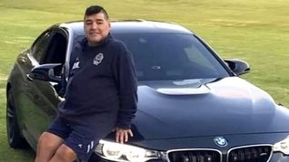 Subastan casas, camisetas, un patrullero y más de 50 objetos de Diego Maradona