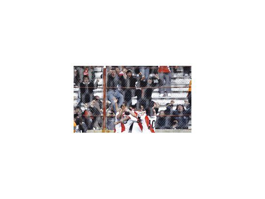 Todos abrazan a Affranchino, mientras los hinchas deliran.