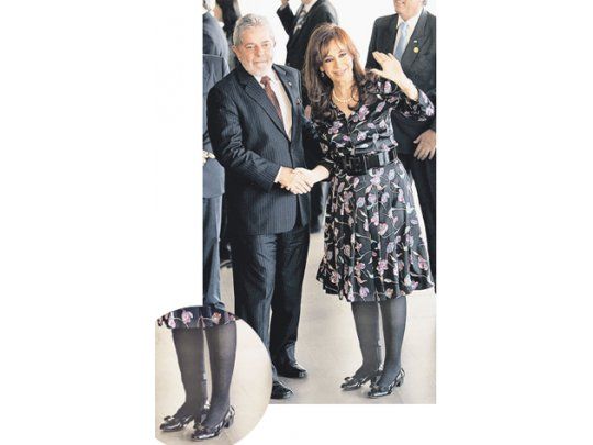 La Presidente quiso ocultar la férula ortopédica debajo de sus medias negras, pero sólo consiguió que su pierna derecha se viera más grande que la otra.