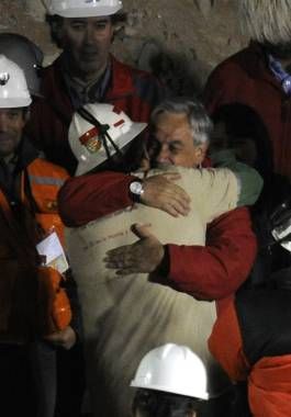 El minero número 29 rescatado, Juan Carlos Aguilar, se abraza al presidente Piñera.
