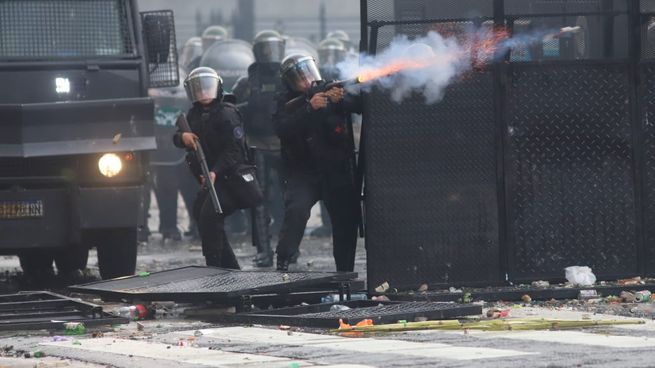 Represión en las afueras del Congreso durante la votación de la ley Bases.