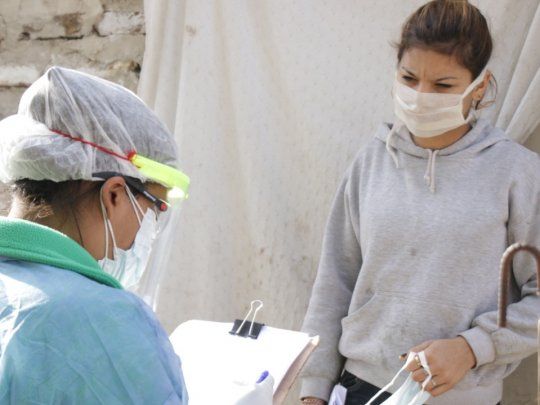 Equipos del Municipio de Lanús asisten a vecinos de Villa Porá.