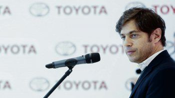 Discurso. El actual gobernador Axel Kicillof, ayer en la planta de Toyota.