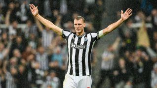 Después de 70 años sin títulos, Dan Burn rompió una sequía histórica con el Newcastle al conquistar la Carabao Cup en 2023.
