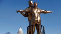 Artistas crearon una estatua de Trump y Epstein al estilo Titanic.