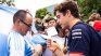 Franco Colapinto firma la camiseta de un hincha argentino