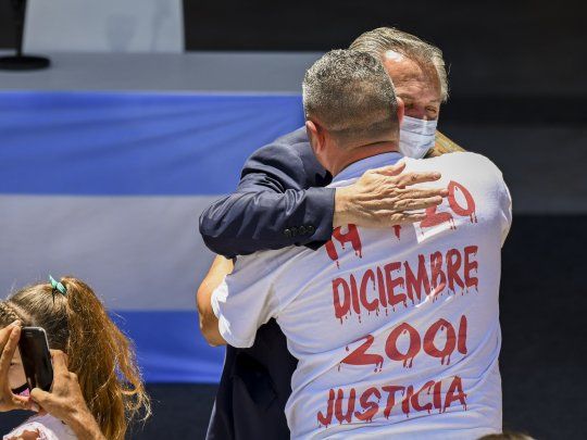 ALBERTO FERNÁNDEZ HOMENAJE A VÍCTIMAS DE 2001.jpg