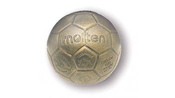 ámbito.com | Réplica de la pelota de fútbol del Mundial en EE.UU. hecha por Jeff Koons. Este «souvenir», que podría pagarse centavos en cualquier parte, cuesta 300.000 dólares por la firma de su autor.