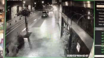 volco en pleno microcentro durante la madrugada por culpa de una mala maniobra