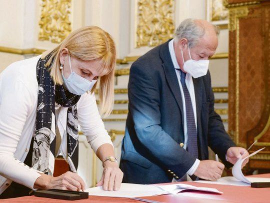 FIRMA. María Victoria Alcaraz y José María del Corral suscriben.