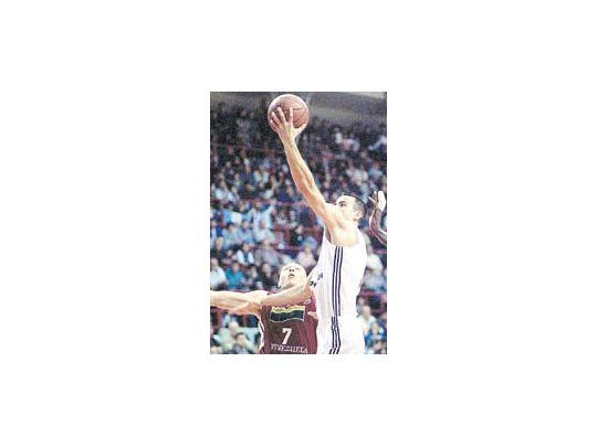 Emanuel Ginobili convierte en bandeja ante la marca del jugador venezolano.