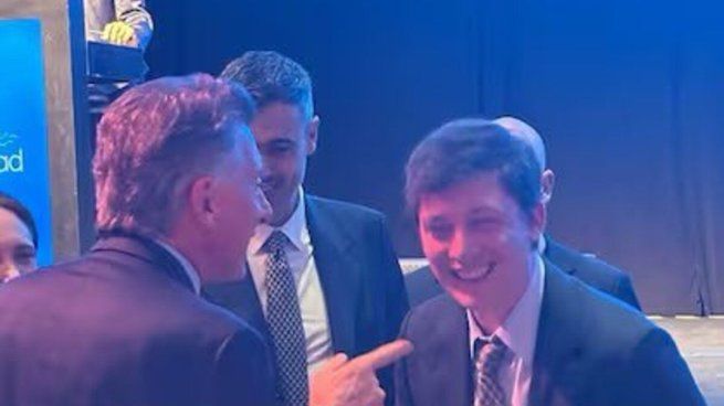 Entre risas: el encuentro entre Santiago Caputo y Mauricio Macri.