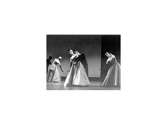 El Ballet Establedel Colónresponde conexcelencia a loslineamientos deldespojado balletcreado por suactual director,Oscar Aráiz,hace más de 30años.