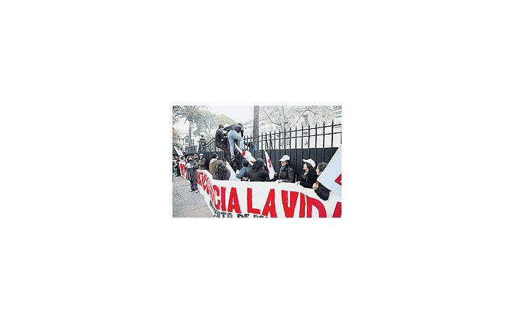 Protesta frente a la embajada argentina