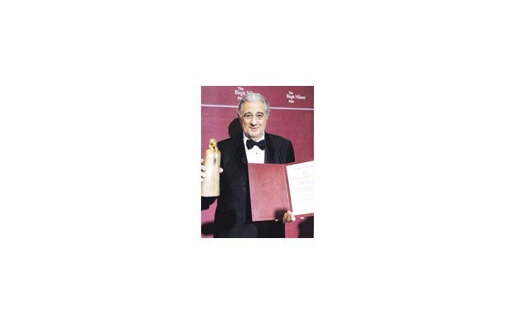 Plácido Domingo con el premio que, antes de morir, la soprano Birgit Nilsson estableció que en su primera edición recaiga en el tenor español.