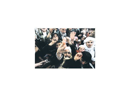 Manifestantes afganos gritan consignas contra Estados Unidos en la localidad de Herat. El Gobierno de Hamid Karzai exigió juicios contra los responsables.