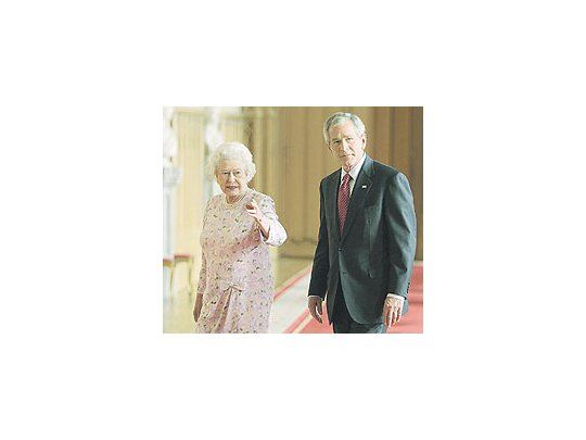 El presidente de Estados Unidos fue recibido por la reina Isabel II, quien le ofreció una exclusiva visita guiada por el castillo de Windsor. Al menos 2.000 personas se manifestaron contra la llegada del mandatario.