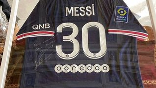 lionel messi le envio una remera del psg autografiada al papa francisco