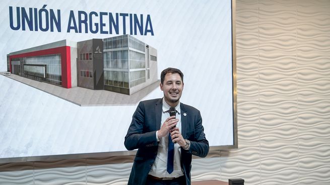 Agustín Caulo durante la inauguración de una iglesia adventista.