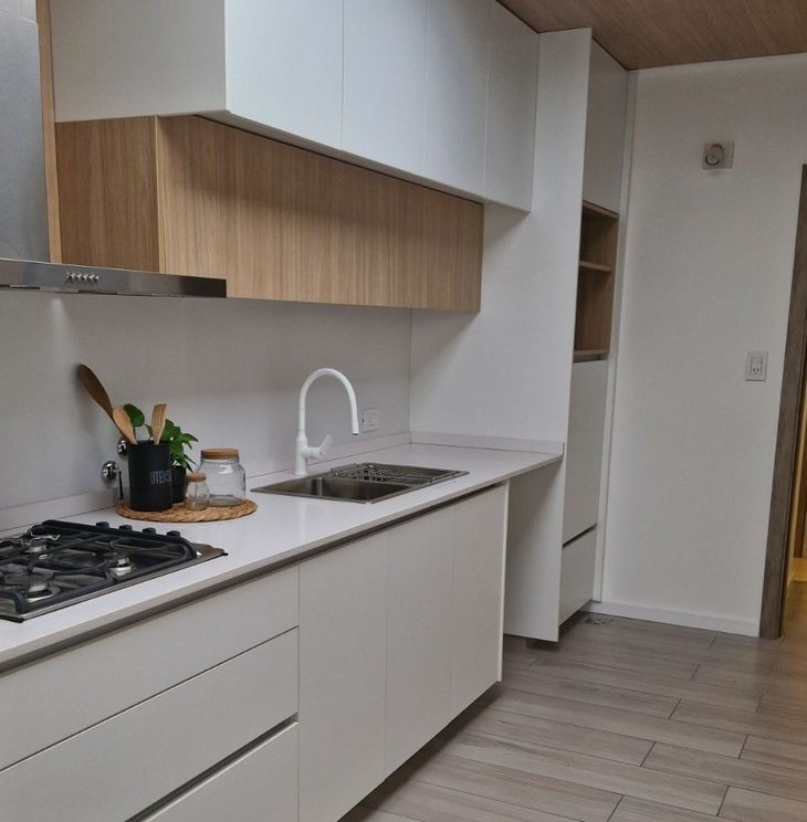 Cocina a nuevo con mobiliario moderno, mesada continua y mejora de instalaciones; se prioriza funcionalidad y materiales durables para elevar el valor final Cocina a nuevo con mobiliario moderno, mesada continua y mejora de instalaciones; se prioriza funcionalidad y materiales durables para elevar el valor final