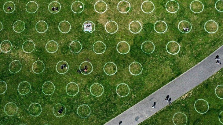 Parque en Dusseldorf, Alemania, con distancia en perímetros. 