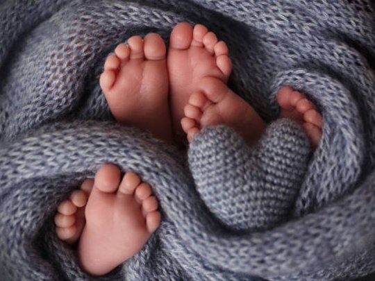 Thaddeus nació en 2025, pero su embrión fue congelado en 1994: una historia viral que combina medicina, tiempo y un giro inesperado.