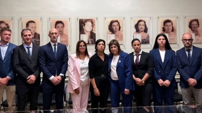 Patricia Bullrich junto a los familiares de Jeremías Monzón.&nbsp;