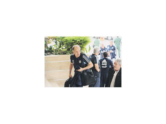 Alejandro Sabella llegando a Puerto La Cruz; el técnico atiende al periodismo con amabilidad y le huye a la polémica.