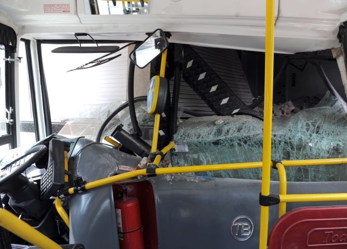 Un colectivo chocó y se incrustó en un consultorio médico (foto 1)