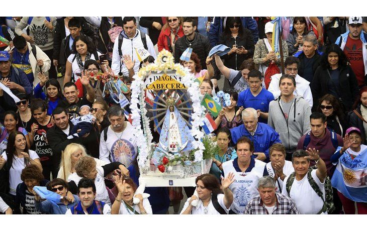 Miles de personas participan de una nueva peregrinación de fe hacia Luján