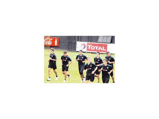 Riquelme y Battaglia lideran ese pequeño pelotón que trota en Casa Amarilla. Ambos volvieron a entrenarse, pero de manera liviana, ya que recién se recuperan de sus lesiones.