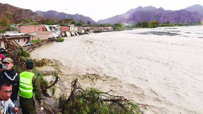 Hay al menos 240 personas evacuadas.
