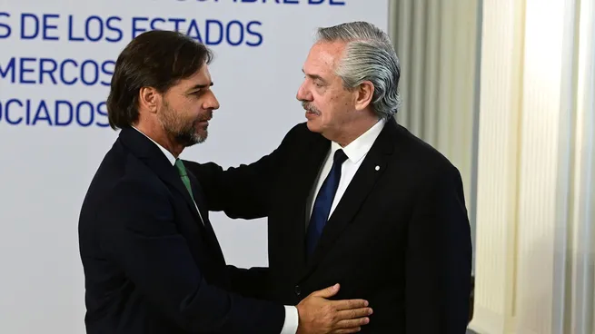 Los presidentes Luis Lacalle Pou (Uruguay) y Alberto Fernández (Argentina).&nbsp;