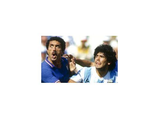 Dura marca. Maradona lucha con Gentile durante el Mundial 82.