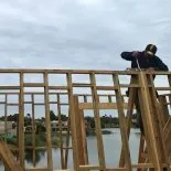Un operario trabaja sobre el techo de una vivienda en construcción dentro de un barrio privado, donde se multiplican las obras con sistemas en seco Un operario trabaja sobre el techo de una vivienda en construcción dentro de un barrio privado, donde se multiplican las obras con sistemas en seco
