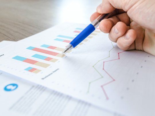 La falta de educación financiera es crítica: gran parte de la población no comprende conceptos básicos como el riesgo-rendimiento, el interés simple o compuesto o la diversificación, siendo presa fácil de promesas irracionales. 