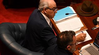 Alfredo Fratti responde consultas de la oposición en el Parlamento.