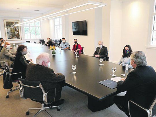 Terapia. Alberto Fernández, en Olivos junto a Ginés González García, recibió, entre otros, a la epidemióloga María Martha Iglesias, la kinesióloga Claudia Mendoza, el médico y miembro de la SATI, Arnaldo Dubin, y al emergentólogo Alfredo Calixto Ramos. También participó Carla Vizzotti.