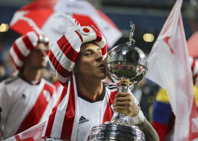 Enzo Pérez kissing the Copa Libertadores in Madrid, after the final won against Boca.