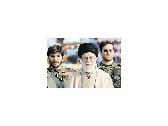 Alí Khamenei, líder supremo iraní, sostiene la pulseada con Occidente. El plan nuclear deTeherán es sospechado por la comunidad internacional de tener fines agresivos.