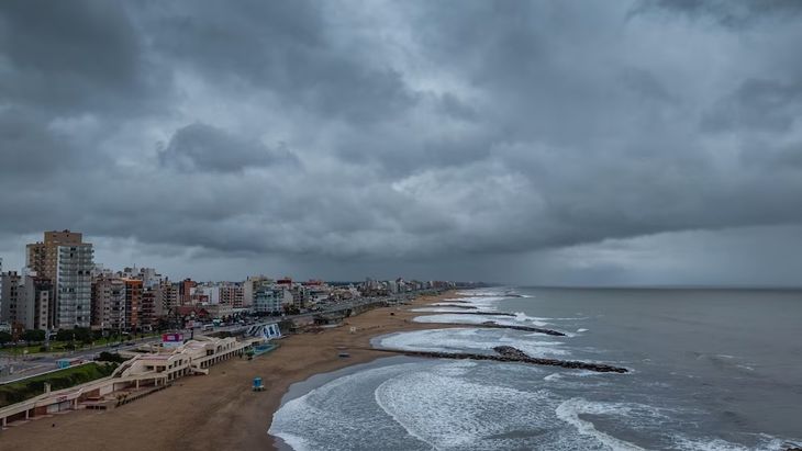El cuerpo fue hallado en la playa pública Luna Azul. El cuerpo fue hallado en la playa pública Luna Azul.