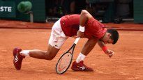 El momento que Novak Djokovic se lesionó en su rodilla en Roland Garros. Debió operarse por un desgarro medial de menisco de la rodilla derecha.